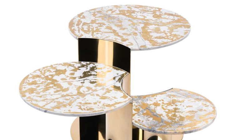 Tavolino di design con decorazione in metallo liquido oro su marmo