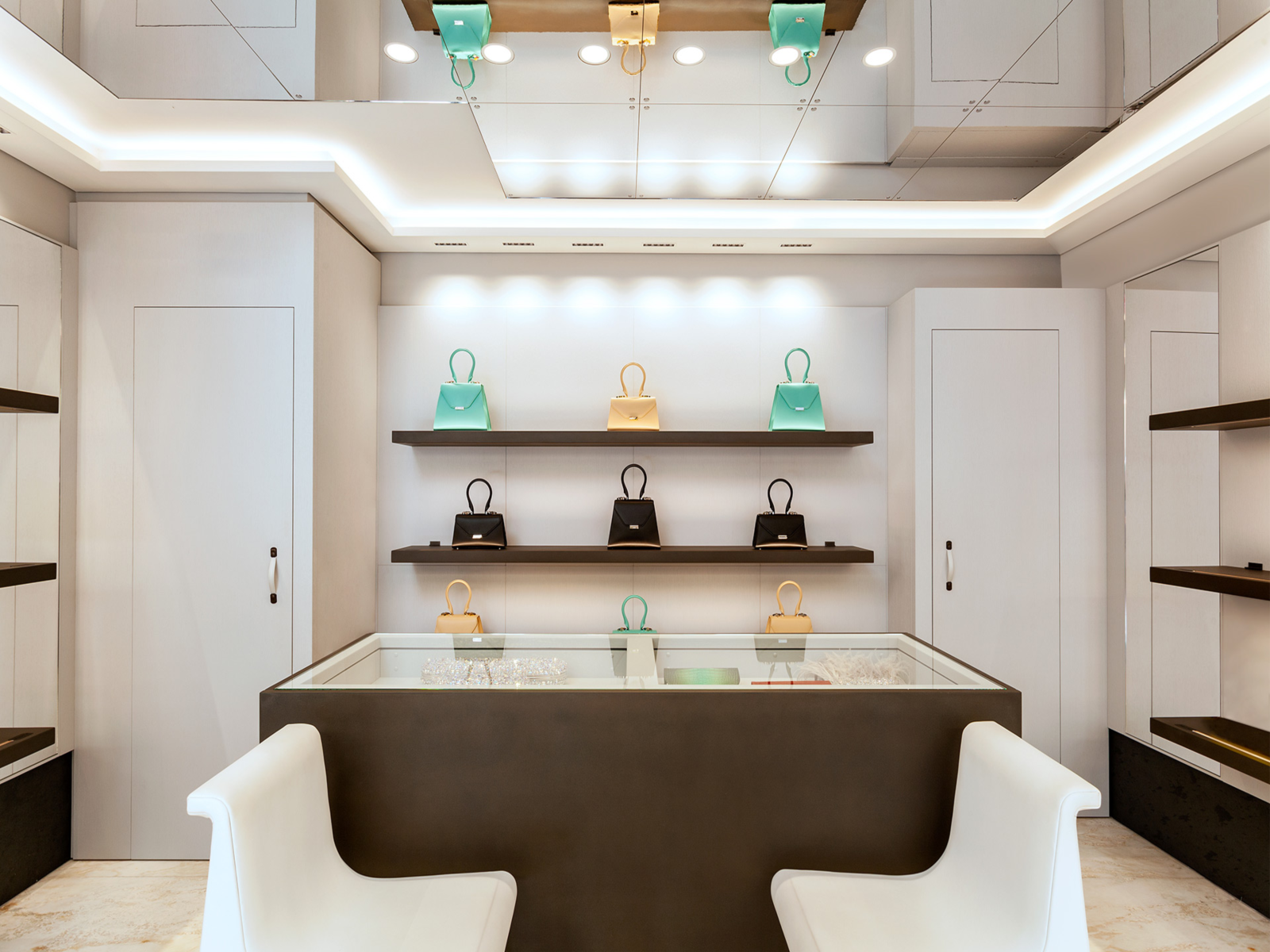 arredo negozio in bronzo ossidato